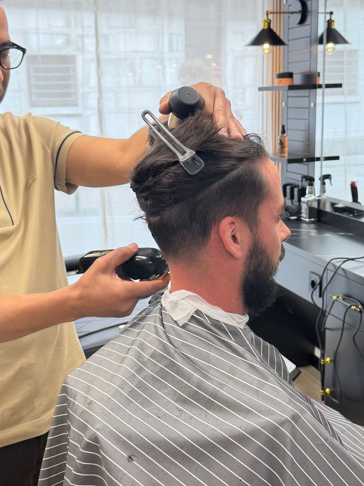 Coupe en cours, barbe taillée aux contours nets — réalisation Richi Coiffure