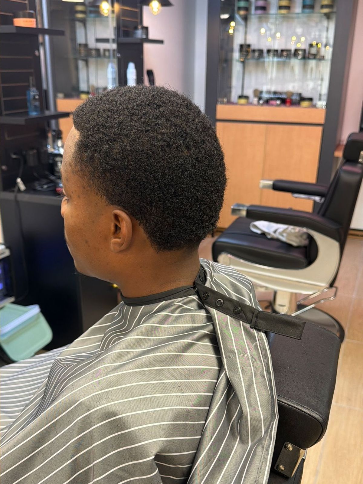 Coupe courte sur cheveux afro, vue de profil — réalisation Richi Coiffure