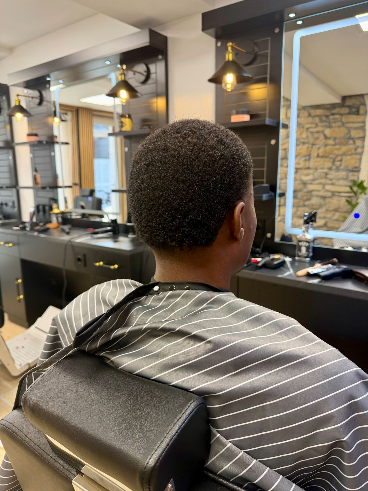 Coupe courte sur cheveux afro, vue de dos — réalisation Richi Coiffure