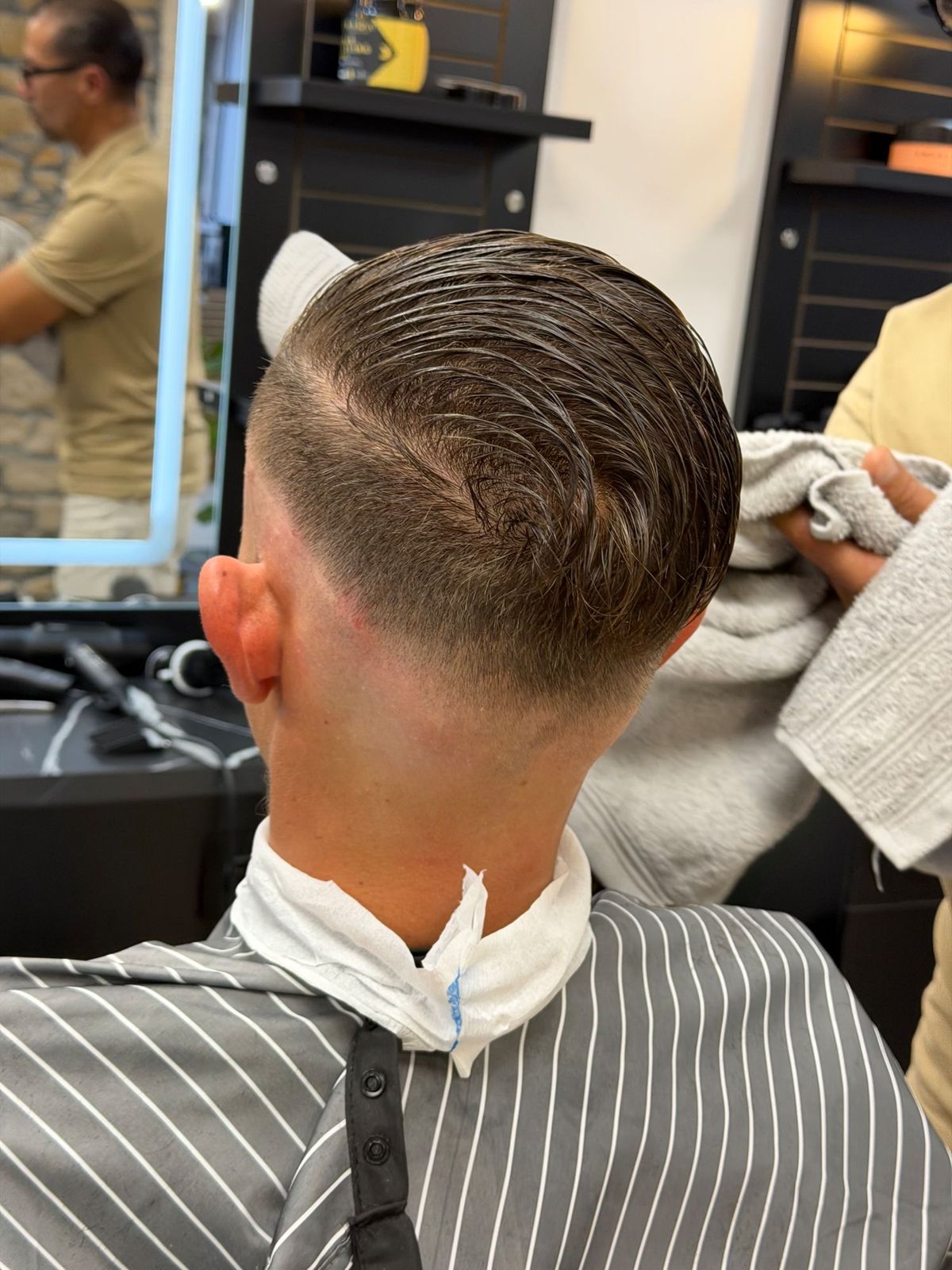 Coiffé en arrière sur dégradé, vue de dos — réalisation Richi Coiffure