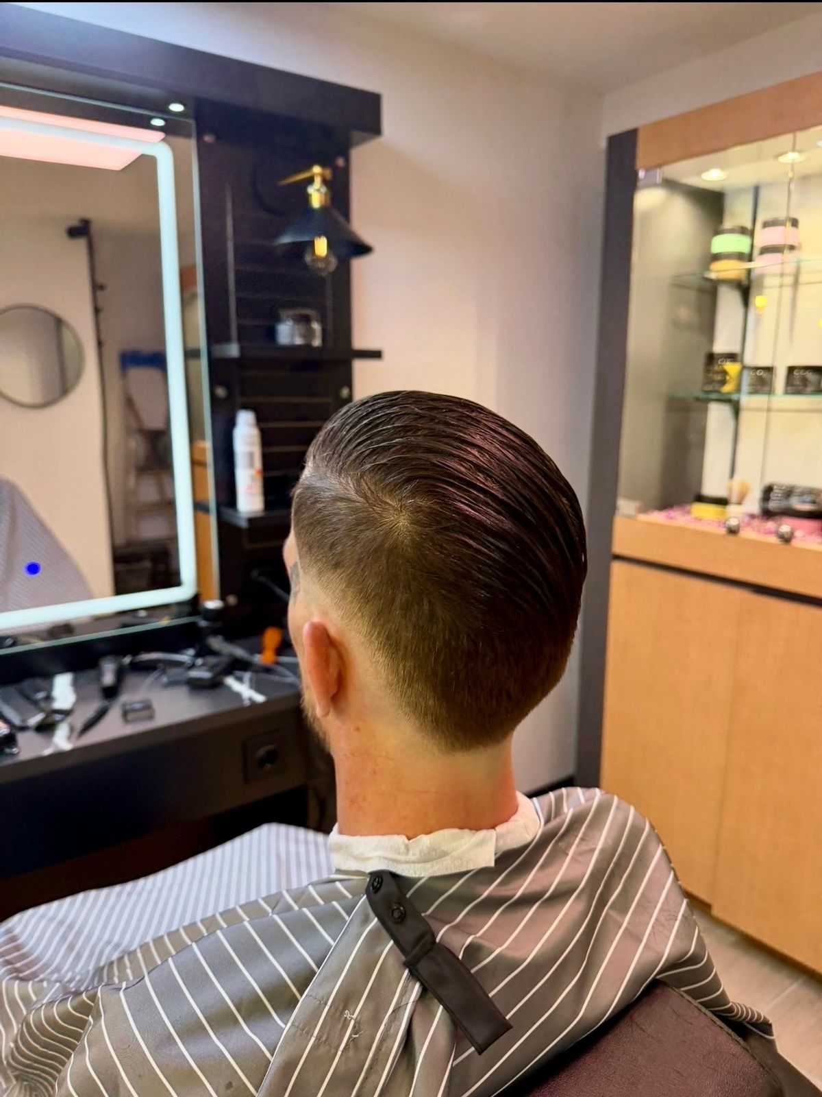 Coiffé en arrière avec dégradé bas sur la nuque — réalisation Richi Coiffure
