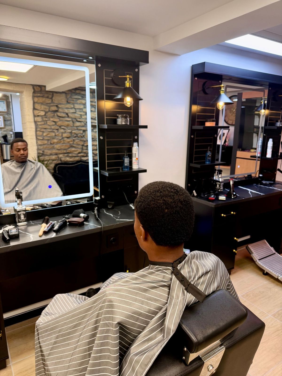 Coupe afro terminée, client face au miroir — réalisation Richi Coiffure